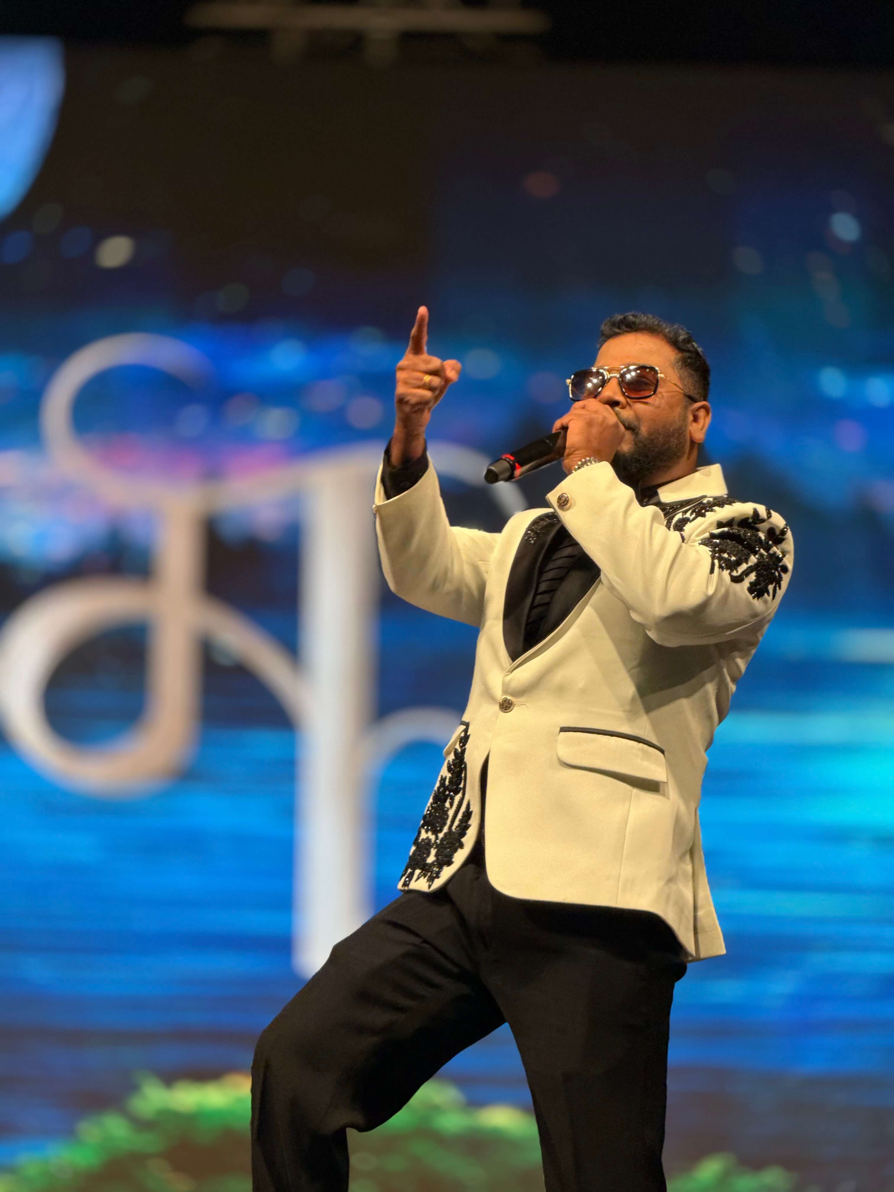 Anchor Amol Soni hosting an event on stage