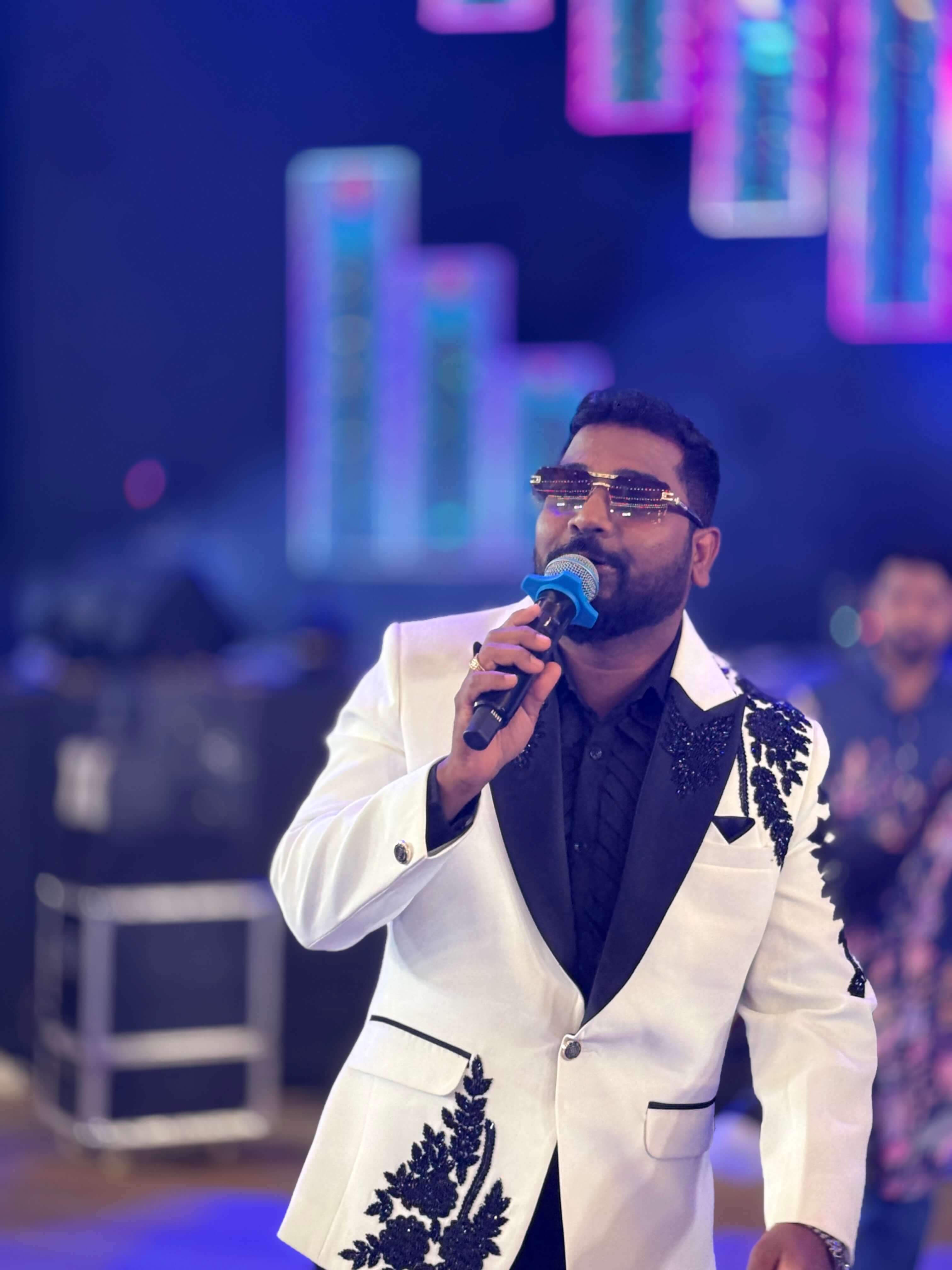 Anchor Amol Soni performing live